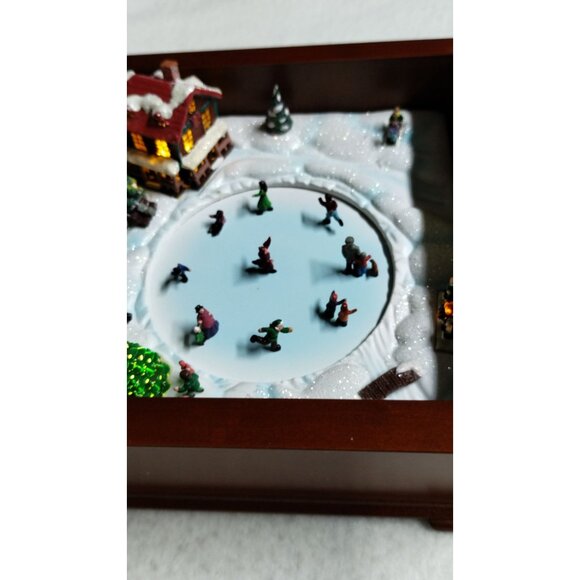 Gold Label Collection Illuminated Music Box With Animated Skaters & 30 Songs - Picture 2 of 13